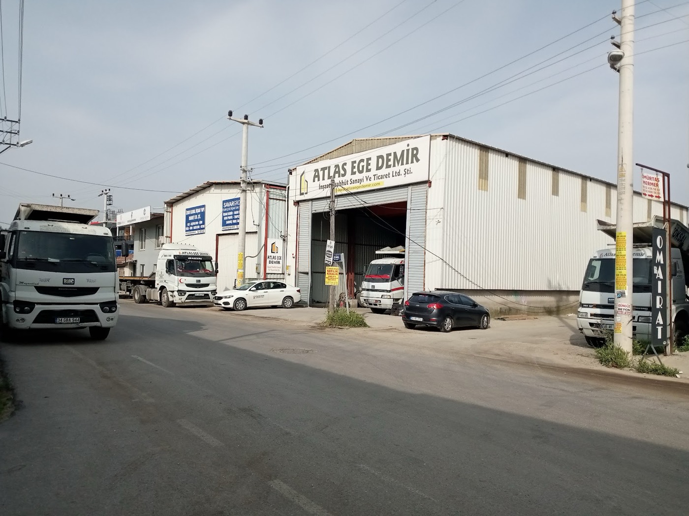 Atlas Ege Demir deposunun cadde cephesi