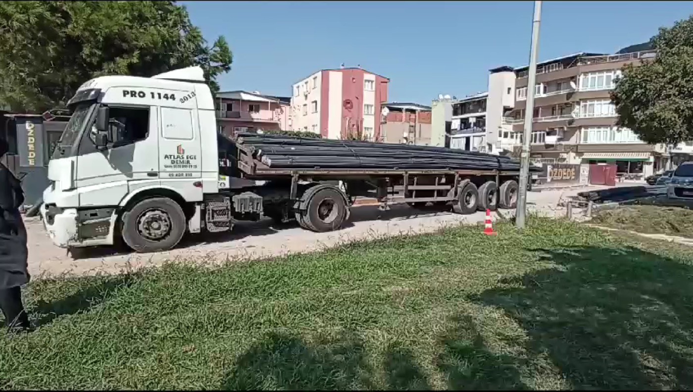 Demir yüklü tır şantiye yolunda